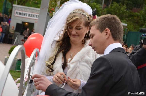 У Луцьку поряд з «Сіті-парком» відкрили Міст закоханих. ФОТО