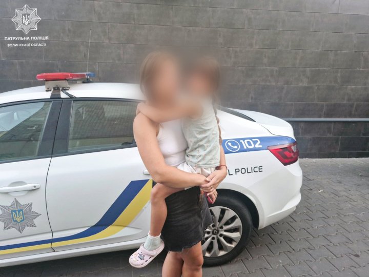 У Луцьку під час прогулянки з батьками загубилася маленька дівчинка