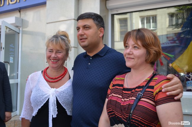 Щастя молодим та селфі-бум: як Гройсман гуляв центром Луцька. ФОТО