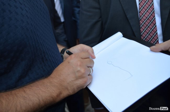 Щастя молодим та селфі-бум: як Гройсман гуляв центром Луцька. ФОТО