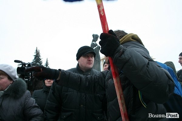 У центрі Луцька люди ледь не побилися з міліцією. ФОТО