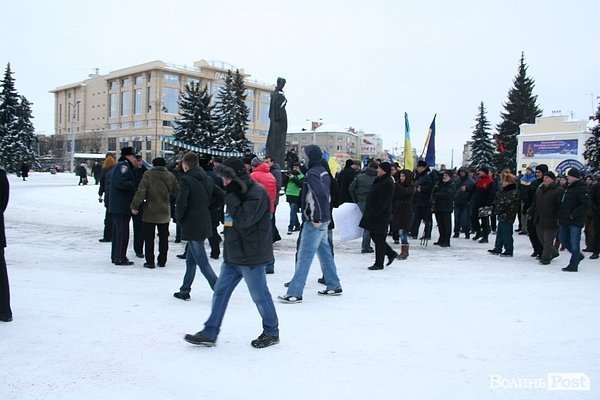 У центрі Луцька люди ледь не побилися з міліцією. ФОТО