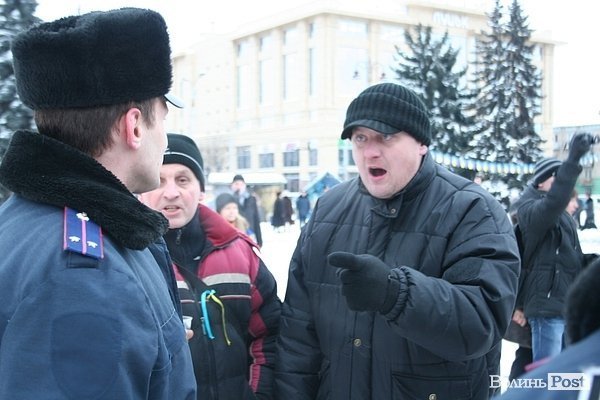 У центрі Луцька люди ледь не побилися з міліцією. ФОТО