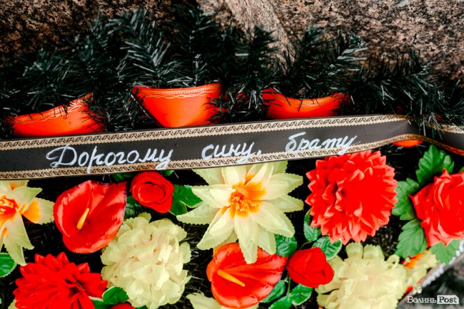 «Їх ми з честю поховаємо, а завтра підемо в бій»: Луцьк попрощався з воїнами Павлом Хомиком та Віктором Коханюком