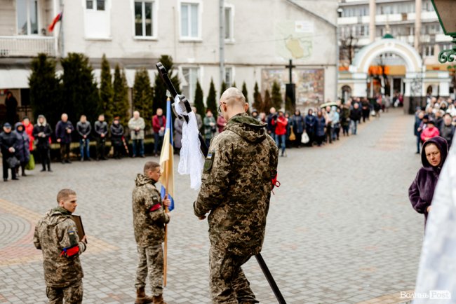 «Їх ми з честю поховаємо, а завтра підемо в бій»: Луцьк попрощався з воїнами Павлом Хомиком та Віктором Коханюком
