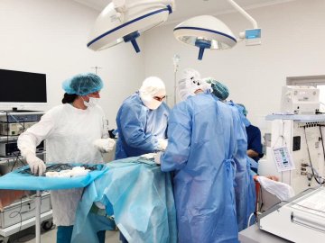 Жінці з Америки на Волині вирізали величезну пухлину. ФОТО 18+