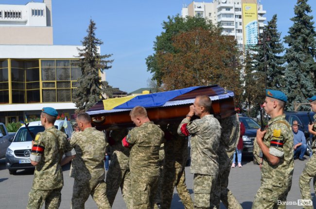 «Був сміливим, добрим і завжди допомагав»: у Луцьку попрощалися з Героєм Юрієм Лавренчуком. ФОТОРЕПОРТАЖ