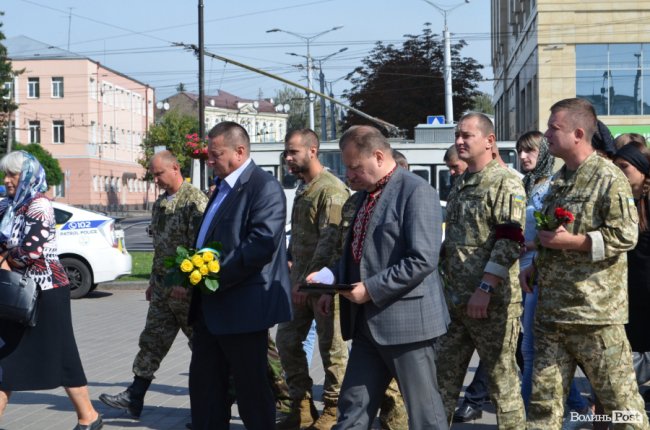«Був сміливим, добрим і завжди допомагав»: у Луцьку попрощалися з Героєм Юрієм Лавренчуком. ФОТОРЕПОРТАЖ