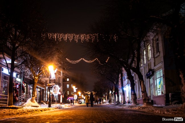 Святкові вогні вечірнього Луцька. ФОТО