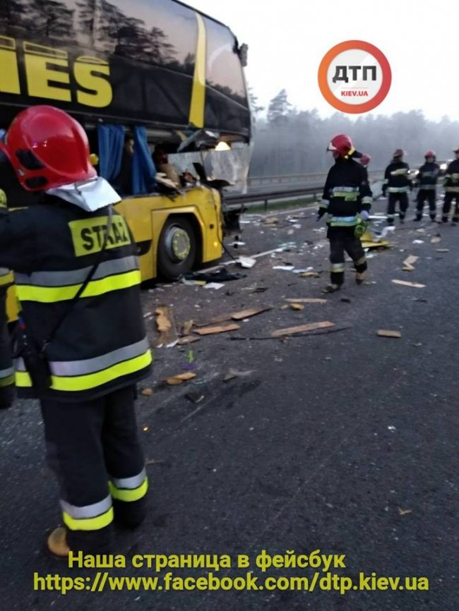 У Чехії автобус з українцями потрапив у автопригоду: 8 постраждалих