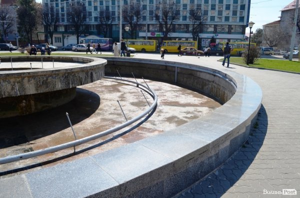 У Луцьку з фонтана вивезли ЗІЛ сміття 