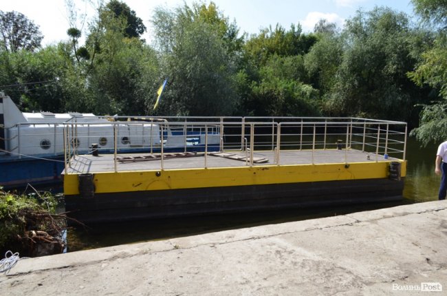 Буксирували по Стиру: у центральному парку Луцька монтують «плавучу пристань»
