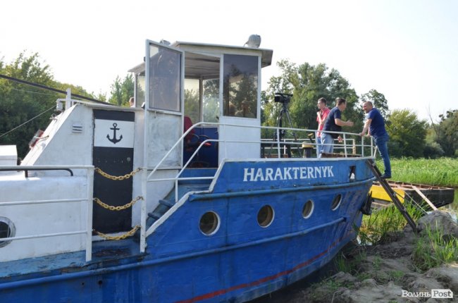 Буксирували по Стиру: у центральному парку Луцька монтують «плавучу пристань»