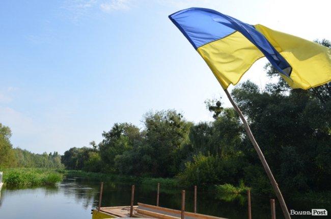 Буксирували по Стиру: у центральному парку Луцька монтують «плавучу пристань»