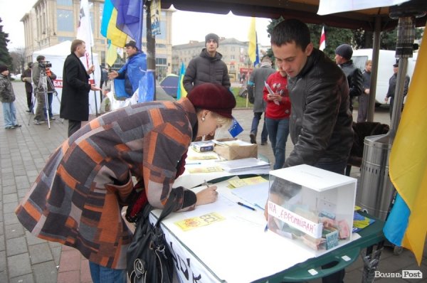 Тим часом на Театральному майдані триває збір підписів за підписання Угоди про підписання Асоціації України з ЄС