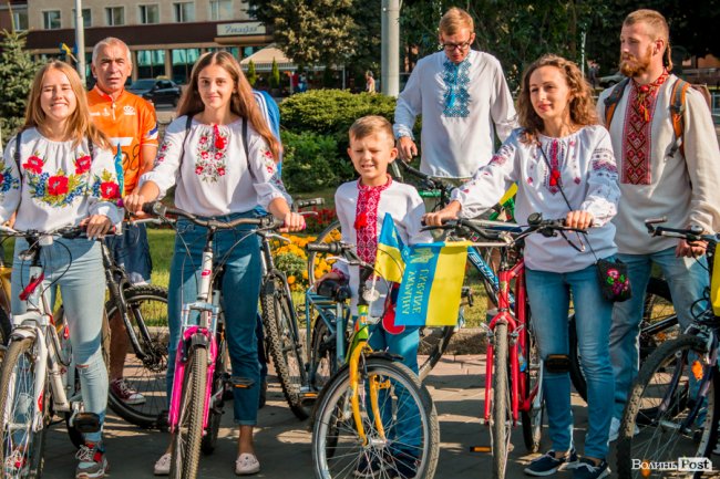 Усміхнені та у вишиванках: лучани розпочали святкування Дня Незалежності велопробігом. ФОТО