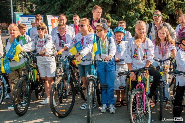 Усміхнені та у вишиванках: лучани розпочали святкування Дня Незалежності велопробігом. ФОТО