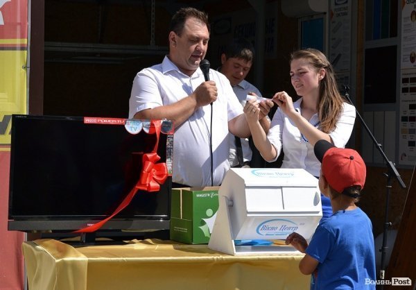 Фірма «Вікно Центр» у своє десятиріччя влаштувала розіграш подарунків. ФОТО*