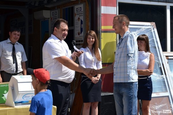 Фірма «Вікно Центр» у своє десятиріччя влаштувала розіграш подарунків. ФОТО*