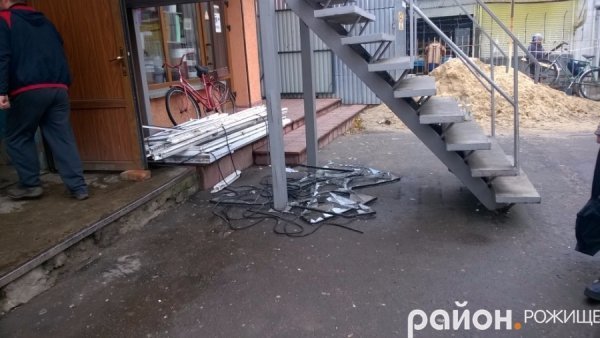 У Рожищі з магазину «винесли» ювелірку. ФОТО