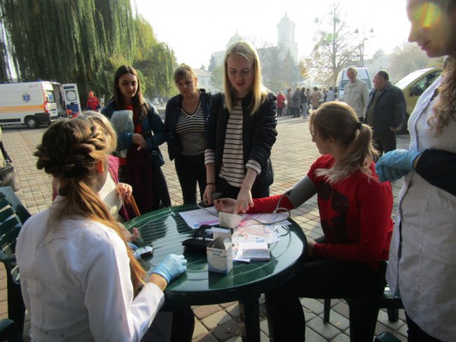 У центрі Луцька безкоштовно обстежують всіх охочих