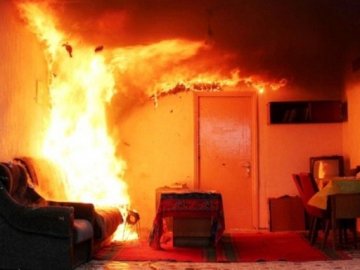 Курив на дивані: на Волині через горе-господаря сталась пожежа у квартирі