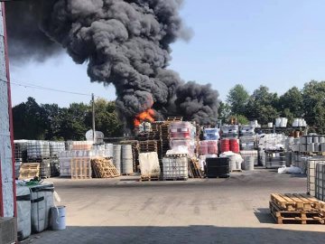 Поблизу Львова – масштабна пожежа на хімічному підприємстві