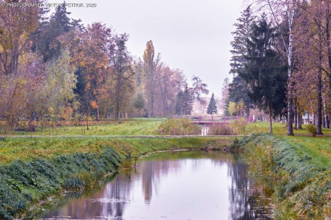 Неймовірна осінь у луцькому парку. ФОТО