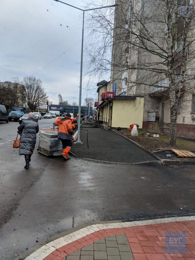 У місті на Волині підрядника змусили перекласти новеньку бруківку