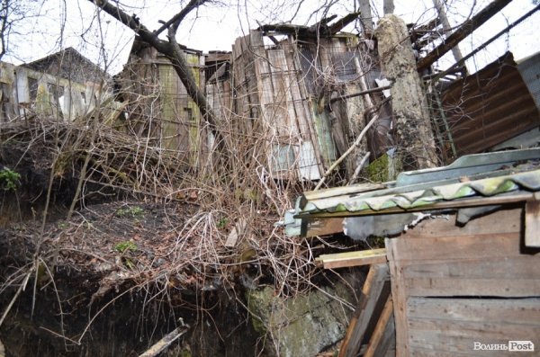 У центрі Луцька зруйнувалася ще одна підпірна стіна. ФОТО 