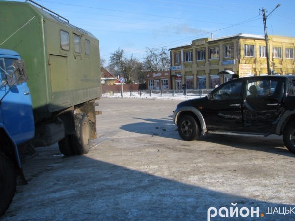 У Шацьку «ЗіЛ» зіткнувся з пікапом