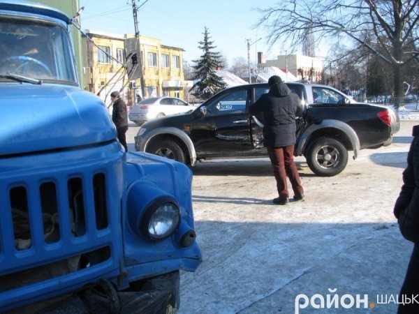 У Шацьку «ЗіЛ» зіткнувся з пікапом