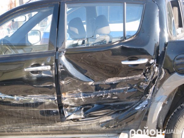 У Шацьку «ЗіЛ» зіткнувся з пікапом