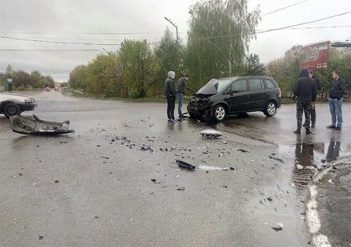 У місті на Волині зіткнулися легковик і бус, госпіталізували дівчину. ФОТО. ВІДЕО