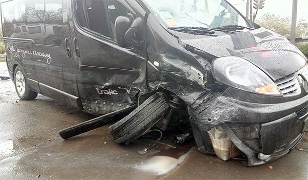 У місті на Волині зіткнулися легковик і бус, госпіталізували дівчину. ФОТО. ВІДЕО