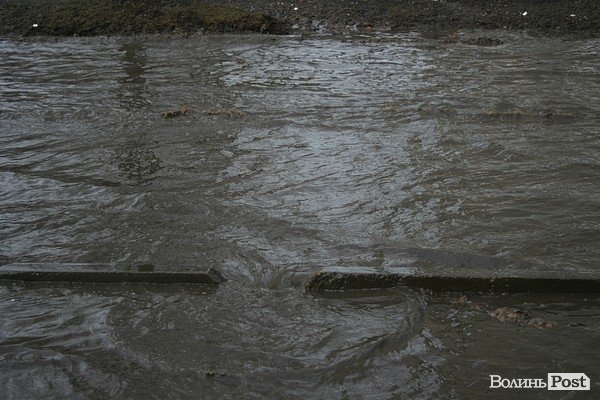У Луцьку затопило вулицю Ветеранів. ФОТО