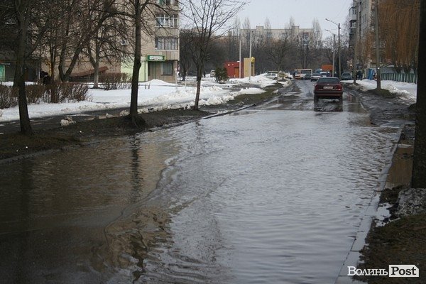У Луцьку затопило вулицю Ветеранів. ФОТО