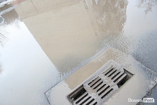 У Луцьку затопило вулицю Ветеранів. ФОТО