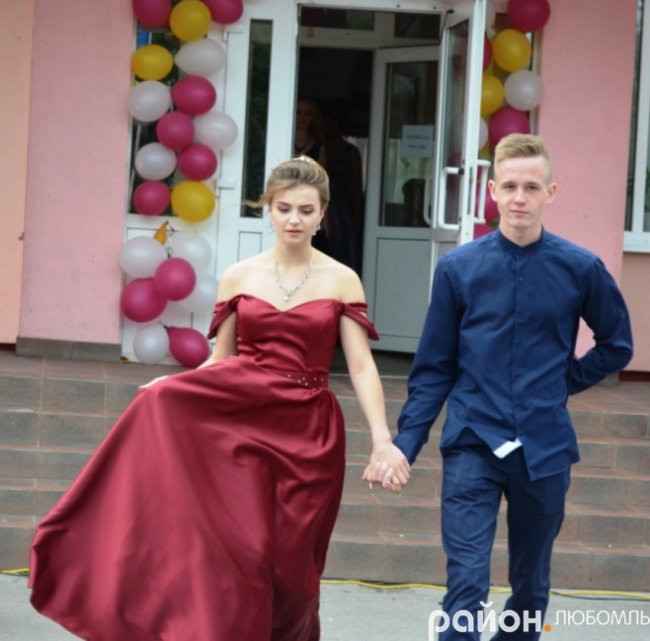 Розкішні сукні і танець батьків під російську «попсу»: випускний у школі на Волині. ВІДЕО. ФОТО