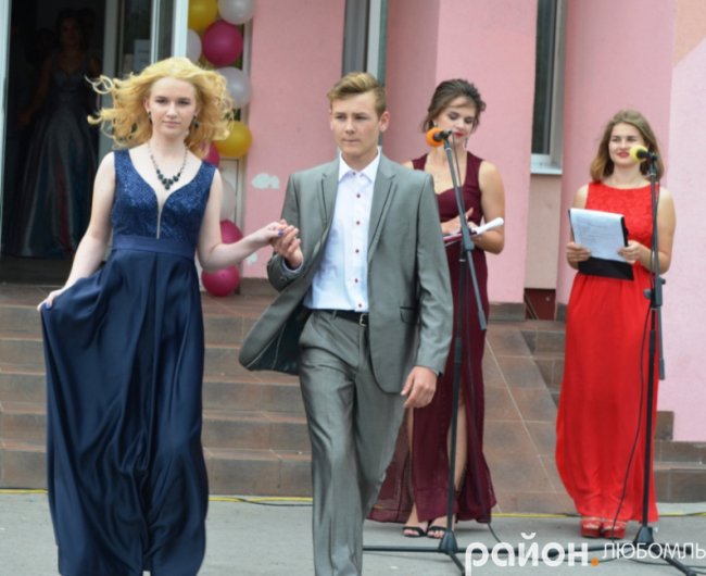 Розкішні сукні і танець батьків під російську «попсу»: випускний у школі на Волині. ВІДЕО. ФОТО