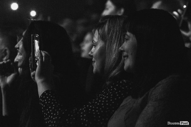 Квітчаста піжама, босі ноги і сотні «дякую»: у Луцьку – «майже квартирник» Бабкіна. ФОТО