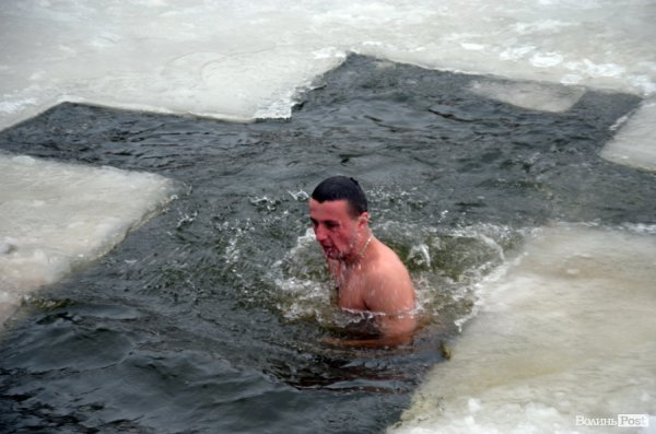 Лід, ополонка та Йорданська вода: Водохреще у Луцьку 