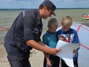 Працівники МНС спілкувались з волинськими відпочивальниками. ФОТО 