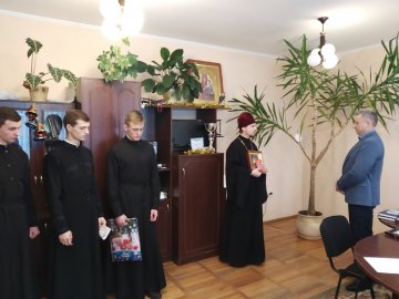 Очільнику луцької райлікарні колядники подарували ікону. ФОТО 