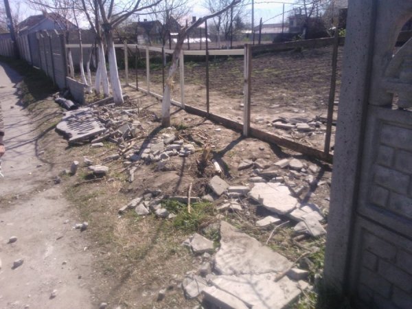 У Луцьку водій на автомобілі з написом «Автомайдан Україна» зніс паркан