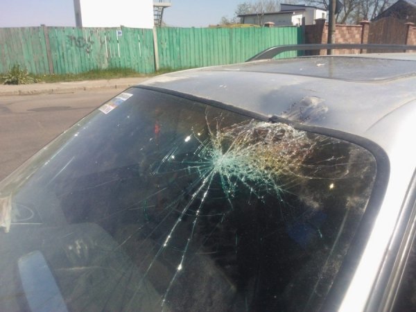 У Луцьку водій на автомобілі з написом «Автомайдан Україна» зніс паркан