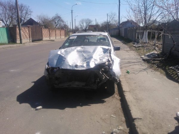У Луцьку водій на автомобілі з написом «Автомайдан Україна» зніс паркан