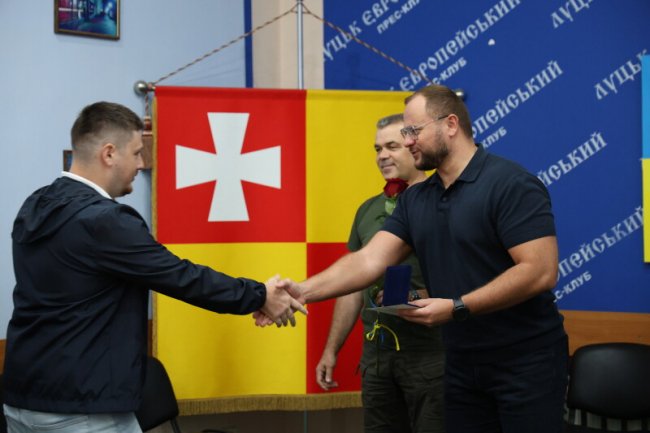 У Луцьку військовим вручили державні нагороди. ФОТО