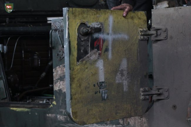 Показали, як воїни 14 ОМБр відновлюють трофейну військову техніку. ФОТО