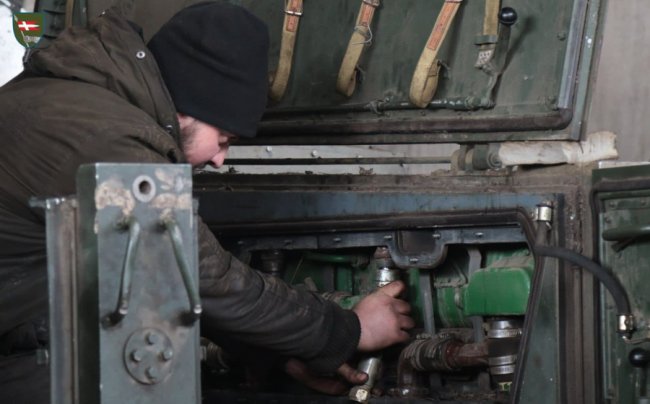 Показали, як воїни 14 ОМБр відновлюють трофейну військову техніку. ФОТО
